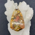 Pendentif goutte en pierre naturelle polie aux textures colorées sur socle cristal - N°3 (Rouge/Vert/Jaune Patchwork Multicolore)