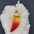 Dettaglio macro del ciondolo a forma di peperoncino con sfumatura giallo-rossa e gancio d'oro - 13x46mm / Sfumato Giallo Rosso (N. 1)