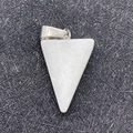 Polierter weißer Dreiecksstein-Anhänger mit Silberverschluss auf schwarzem Grund - Weißer Jade Dreieck-Anhänger / Weißer Jade