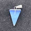 Dreieckiger blauer Opalit Anhänger mit silberner Melonenkern-Schließe für Halskette - Opalith Dreieck-Anhänger / Opal