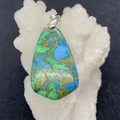 Pendentif goutte en turquoise polie avec bélière argentée sur cristaux minéraux blancs - N°2 (Bleu/Vert/Brun Texture)