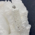 Makro-Detail eines rechteckigen weißen Druzy-Kristallanhängers mit silberner Öse - Weißer Kristallcluster-Stil (Nr. 3)