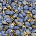 Detail van blauwe sodaliet ovale hangers met goudkleurige kapjes en fijne steentexturen - White Dot Blue Style / 8x14mm