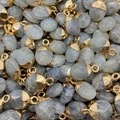 Ovale labradoriet hanger met gouden rand en natuurlijk blauwgroen glanseffect - Labradoriet Stijl (17) / 8x14mm