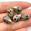 Pendentif goutte en jaspe dalmatien avec bélière dorée présenté dans la main - Jaspe dalmatien