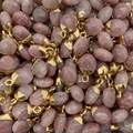 Gepolijste natuurlijke roze kwartssteen ovale hangers met gouden metalen sluiting voor sieraden - Roze Ruwe Steen Stijl (21) / 8x14mm