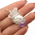 Pendentif artisanal en fil d'argent avec cristaux blancs, violets et perle baroque - 20x35-30x40mm / Blanc