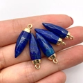 Diepblauwe lapis lazuli hangers in kogelvorm met gouden metalen kapjes en ringetjes - Lapis lazuli