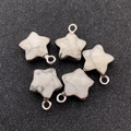 Vue détaillée de pendentifs en pierre étoilée avec bords argentés et boucles de suspension - 13x16mm / Howlite