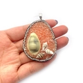 Pendentif goutte d'eau avec cristaux roses, coquillages naturels et strass argentés - Orange