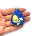 Pendentif goutte style océan bleu avec coquillages et cristaux en finition argent - Bleu clair