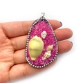 Pendentif goutte en résine rose avec coquillages naturels et strass blancs brillant - Rose