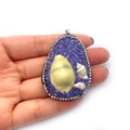 Pendentif goutte avec cristaux violets et nacre, présenté en main pour la taille - Violet