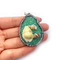 Pendentif goutte en résine verte avec coquillages naturels et strass brillants - Vert