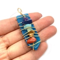 Colgante de ágata azul en forma de flecha con 7 piedras chakra y alambre dorado - Estilo Ágata Azul (No. 1)