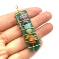Colgante de flecha de piedra natural verde con siete cristales de chakra envueltos - Estilo Aventurina Verde (No. 2)