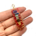 Colgante de cristal rojo con alambre dorado y siete piedras de los chakras - Estilo Ágata Roja (3)