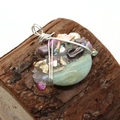 Ciondolo a luna fatto a mano con filo metallico, pietra naturale verde e conchiglie - Amazonite / 30 x 35mm