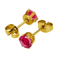 Vue détaillée du serti 6 griffes avec zircon rouge sur boucles d'oreilles dorées - 3mm / Or + Rouge Vif