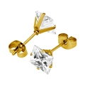 Vue détaillée des boucles d'oreilles carrées en zircone avec plaquage or et serti à quatre griffes - 3mm / Or + Zircone Blanche
