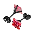 Détail macro de boucles d'oreilles en zircon rose carré et monture noire mate - 3mm / Base Noire + Zircone Rouge (Pièce Unique)