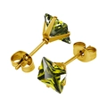 Detail von quadratischen olivgrünen Zirkonia-Ohrsteckern in polierter Gold-Edelstahlfassung - 3mm / Gold + Peridot Grün