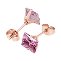 Gros plan de boucles d'oreilles en zircon rose carré avec monture quatre griffes en or rose - 3mm / Or Rose + Rose Zircone (Pièce Unique)