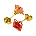 Detail von vergoldeten Ohrsteckern mit quadratischen roten Zirkonsteinen und Schmetterlingsverschluss - 3mm / Gold + Orangerot