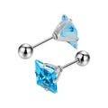 Dettaglio macro di orecchini con zircone blu quadrato e chiusura a vite in argento - Specifica 3mm / Color Acciaio + Blu Profondo