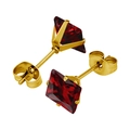 Detailansicht goldener Edelstahl-Ohrstecker mit quadratischem rotem Zirkon in 4er-Krappe - 3mm / Gold + Granatrot