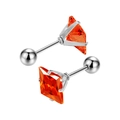Dettaglio di orecchini a lobo quadrati con zirconi arancioni e chiusura a vite sicura - Specifica 3mm / Color Acciaio + Rosso Arancio