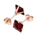 Vue détaillée de boucles d'oreilles en zircon rouge carré avec placage or rose et fermoirs papillon - 3mm / Or rose + Rouge grenat