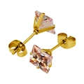 Detail von quadratischen Zirkonia-Ohrsteckern mit Champagner-Schliff und Goldbeschichtung - 3mm / Gold + Champagner