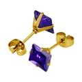 Makro-Detail von lila Zirkonia-Ohrsteckern mit Goldbeschichtung und Vier-Krallen-Fassung - 3mm / Gold + Violettblau