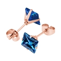 Vue détaillée des boucles d'oreilles en or rose avec zircon bleu carré et fermoir papillon - 3mm / Or rose + Bleu royal