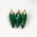Detailweergave van drie groene malachiet hangers met goudkleurige metalen verbindingen - 8x26mm / Malachiet
