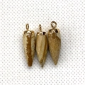 Macro-opname van gefacetteerde natuurstenen hangers met gepolijste goudkleurige metalen kapjes - 8x26mm / Landschapsjaspis