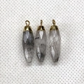 Detail van drie zwarte rutielkwarts hangers met vergulde kapjes en kleine ringen - 8x26mm / Flitssteen (Labradoriet)