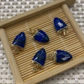 Donkerblauwe lapisstijl kogelvormige stenen hangers met gouden metalen oog voor sieraden - Lapis lazuli