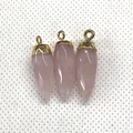 Detailweergave van gefacetteerde rozenkwarts hangers in kogelvorm met gouden kapje - 8x26mm / Rozenkwarts