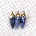 Drie natuurlijke sodaliet hangers in kogelvorm met gouden metalen kapjes en haken - 8x26mm / Blauwe spotsteen