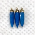 Drie gefacetteerde blauwe stenen hangers met gouden kappen voor DIY sieraden maken - 8x26mm / Nr. 11 (Koningsblauwe Geslepen Gesteente)