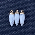 Drie witte turquoise hangers in kogelvorm met gouden afwerking en marmeren textuur - 8x26mm / Howliet