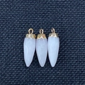 Drie gefacetteerde rozenkwarts hangers in kogelvorm met gouden metalen sluitingen - 8x26mm / Witte Jade