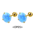 Clous d'oreilles élégants en acier titane doré avec opales bleues et sertissage à griffes - Or + Bleu