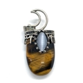 Détail macro du pendentif ovale en œil de tigre avec croissant de lune argenté - Œil de tigre