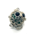 Pendentif hibou vintage en métal argenté ajouré avec perle turquoise et gemmes bleues - Malachite