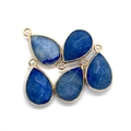Dettaglio di cinque ciondoli a goccia in pietra naturale blu sfaccettata con bordi dorati - 14x23mm / Pietra Minerale Blu (5)