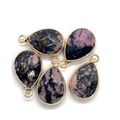 Détails macro des pendentifs en rhodonite naturelle en forme de goutte et bordure dorée - 14x23mm / Rhodonite avec Lignes Noires