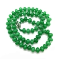 Makroaufnahme von 5x9mm grünen Naturstein-Rondellperlen mit silbernem Karabinerverschluss - Grüner Jade